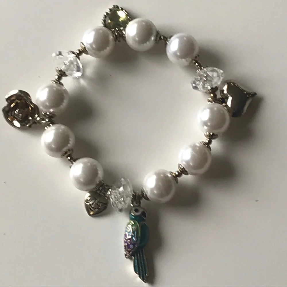 BETSEY JOHNSON GREEN MULTI PARROT BIRD PEARL CHARM BRACELET. STRETCH BANGLE